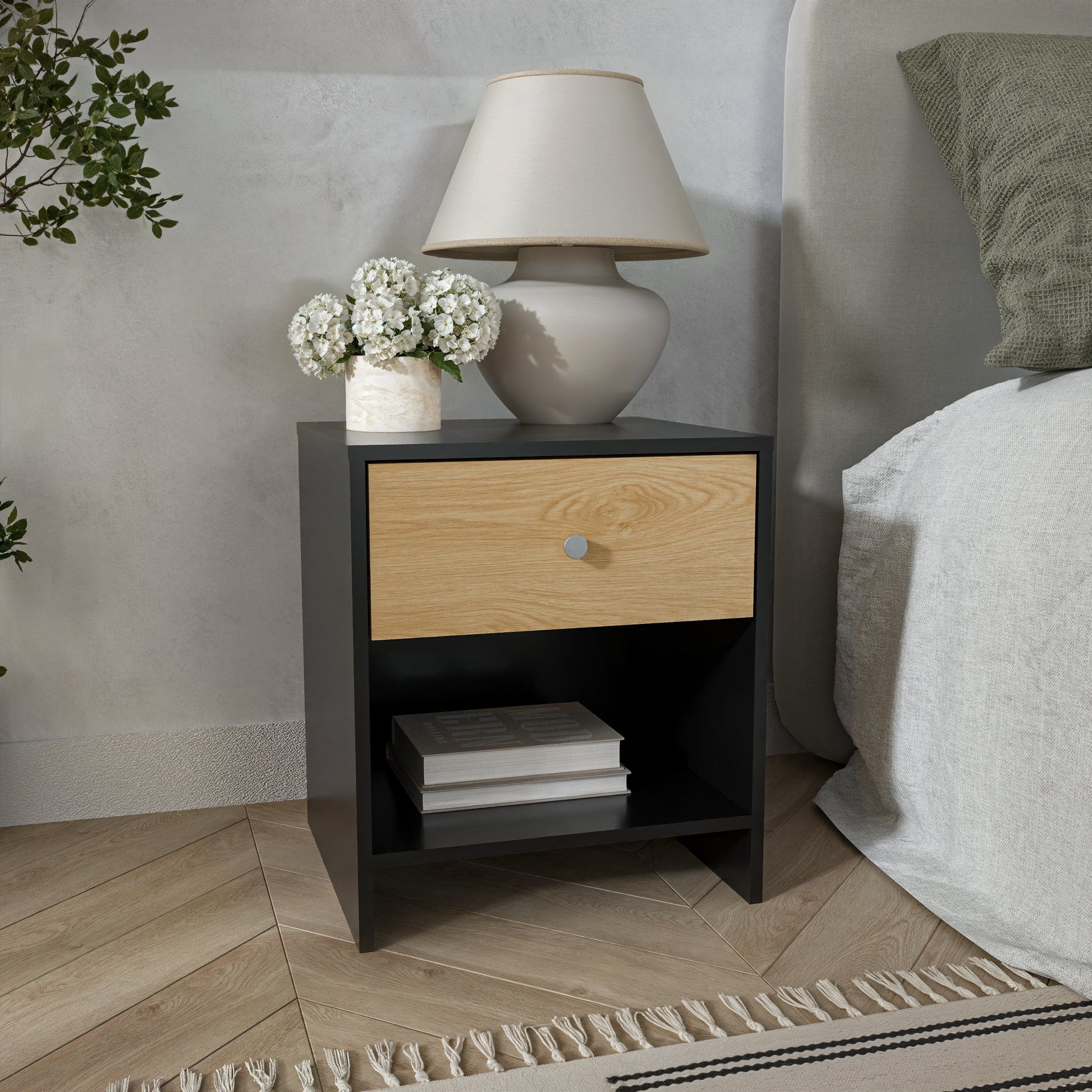 שידת לילה מודרנית לחדר שינה דגם סלין שחור עם מגירה אלון